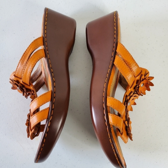 Born Leather Platform Sandals Size 9 Flower Applique Strappy Wedge Slides Orange - Picture 7 of 15